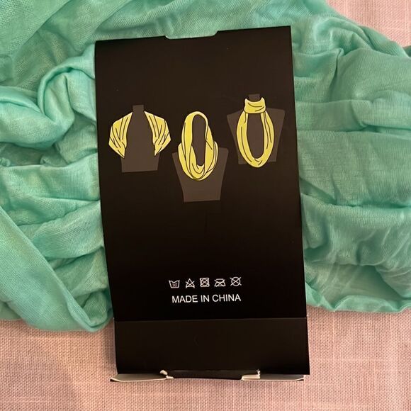 NWT green  infinity scarf so many looks from one accessory - Picture 5 of 6